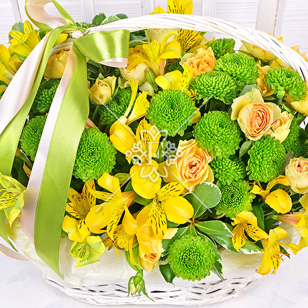 Изумрудный бриз - корзина из хризантем, роз и альстромерий